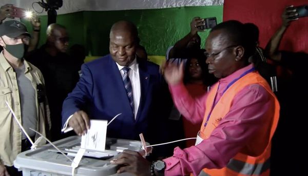 Le président de la République son excellence le professeur Faustin Archange TOUADERA et la Première Dame Tina Marguerite TOUADERA se sont rendu ce matin au lycée Barthélémy Boganda pour voter.